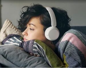 girl with HEADPHONE